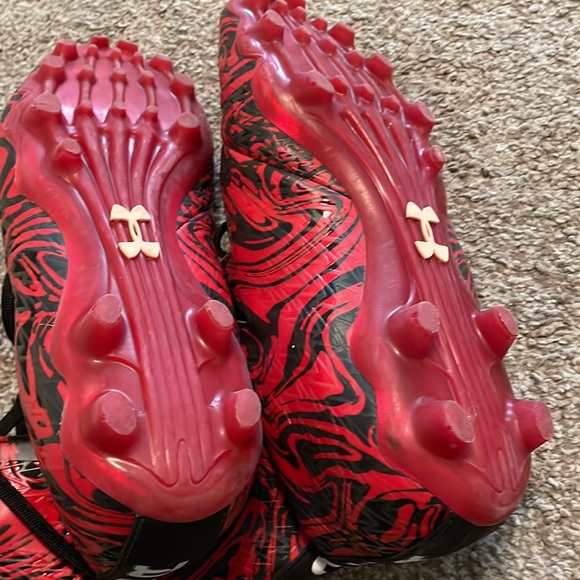 Men’s Under Armour football cleats in great condition! Size 8.5 - Picture 3 of 4